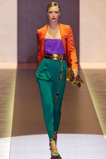 Gucci Spring Line 2011; Love the bold use of color and the use of metallics. The red lip is genius! (nymag.com) Analogous Color Scheme, Color Blocking Outfits, Orange Outfit, Purple Outfits, Milano Fashion Week, Green Pants, Mode Vintage, Colourful Outfits, Style Chic