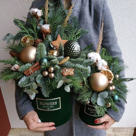 Christmas Bouquet Ideas, Flowerbox Ideas, Christmas Flower Arrangements Ideas, Christmas Flower Bouquet, Flower Garden Aesthetic, Flower Arrangements Ideas, Natal Natural, Winter Flower Arrangements, Christmas Flower Decorations