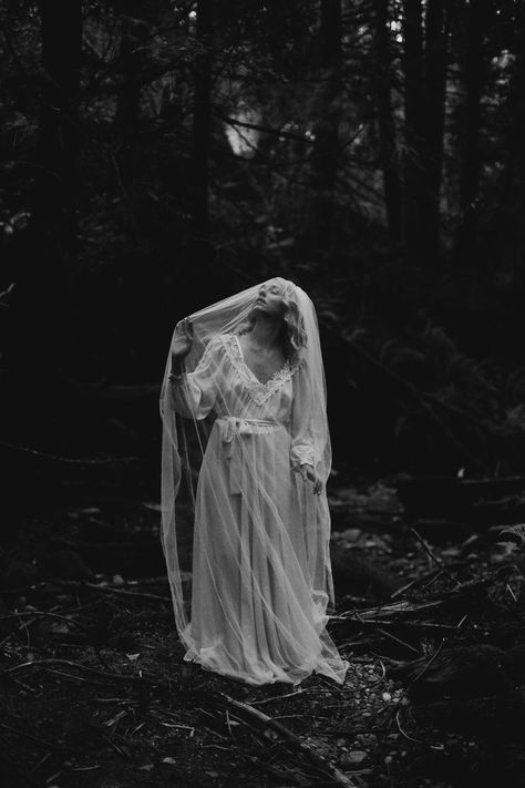 Ghost Bride Photoshoot, Spooky Water Photoshoot, Afterlife Photography, Spooky Woods Photoshoot, Haunted Photography, Creepy Photoshoot Ideas, Halloween Shooting, Spooky Photography, Haunting Photography