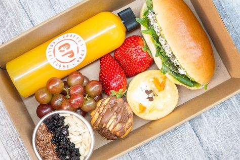 Breakfast Ideas Presentation, Catering Box Lunch, Individual Picnic Box Ideas, Boxed Breakfast Catering, Lunch Box Catering Ideas, Boxed Breakfast Ideas, Breakfast Boxes Ideas, Breakfast In A Box Ideas, Sandwich Box Ideas