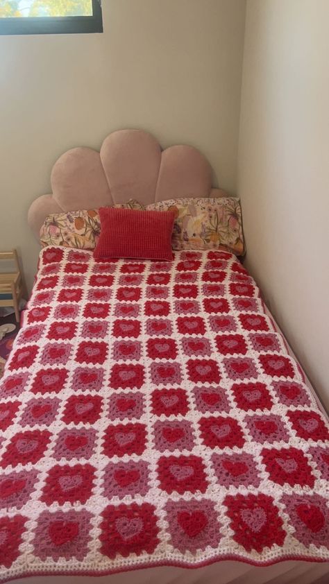 Couples Crochet Blanket, Crochet Blankets Granny Squares, Star Granny Square Blanket, Quilt Crochet Blanket, Crochet Big Granny Square, Hello Kitty Crochet Blanket, Crochet Blanket Patterns Granny Square, Heart Granny Square Blanket, Big Crochet Blanket