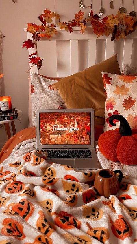 Halloween Bedroom Aesthetic, Fall Room Ideas, Luxury Dorm Room, Fall Room Decor, Fall Bedroom Decor, Halloween Bedroom, Aesthetic Bedroom Decor, Days Till Christmas, Fall Bedroom