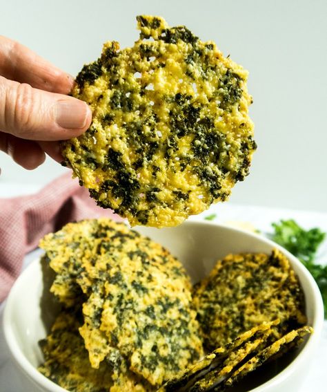 Kale Dishes, Kale Crisps, Keto Crackers, Kale Chip Recipes, Salad Kale, Parmesan Crisps, Pak Choi, Kale Recipes, Chicken Dip