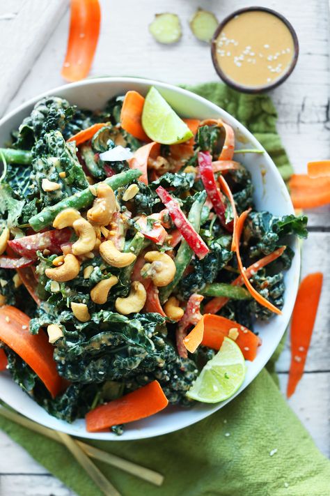 AMAZING GINGERY Thai Kale Salad with TONS of veggies and a Cashew Dressing! Thai Broccoli, Broccoli Cashew, Cashew Salad, Cashew Dressing, Kale Recipe, Salad Kale, Resep Salad, Minimalist Baker, Diner Recept