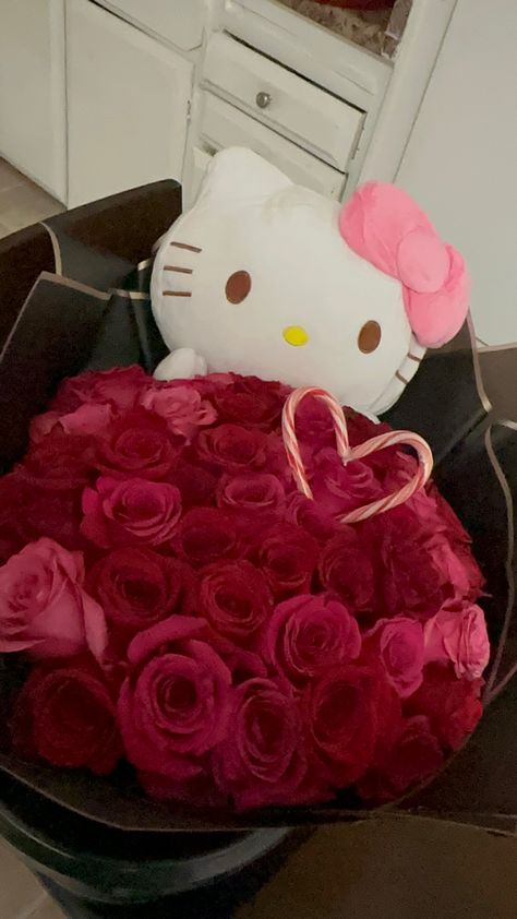 Hello Kitty Flowers Bouquet, Aesthetic Wallpaper Pastel Colors, Hello Kitty Roses, Hello Kitty Bouquet Of Flowers, Teddy Bear Aesthetic Wallpaper, Hello Kitty With Flowers, Girlfriend Bouquet, Hello Kitty Ramo, Flowers Hello Kitty