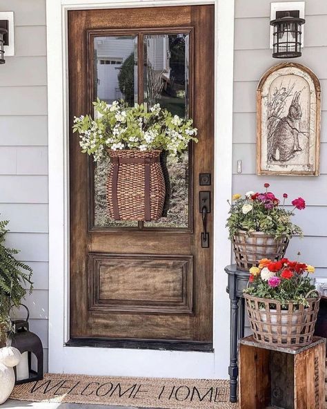 21 Fresh and Exciting Spring Decor Ideas To Add Into Your Home Rustic Spring Decor, Spring Front Porch Decor, Spring Porch Decor, Easter Decorating, Front Entryway, Crafts Easter, Beautiful Farm, Front Porch Decorating, Spring Door