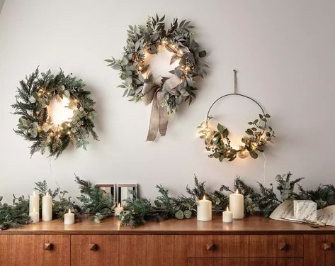 Christmas Wreath Decor, Christmas Wreath Craft, Diy Christmas Lights, Feuille Eucalyptus, Foliage Wreath, Christmas Decor Inspiration, Pinecone Wreath, Navidad Diy, Wreath Decoration