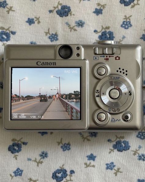 Camera Aesthetic, Cute Camera, Camera Photos, Camera Digital, Vintage Cameras, Vintage Camera, Arctic Monkeys, Film Camera, Aesthetic Photo