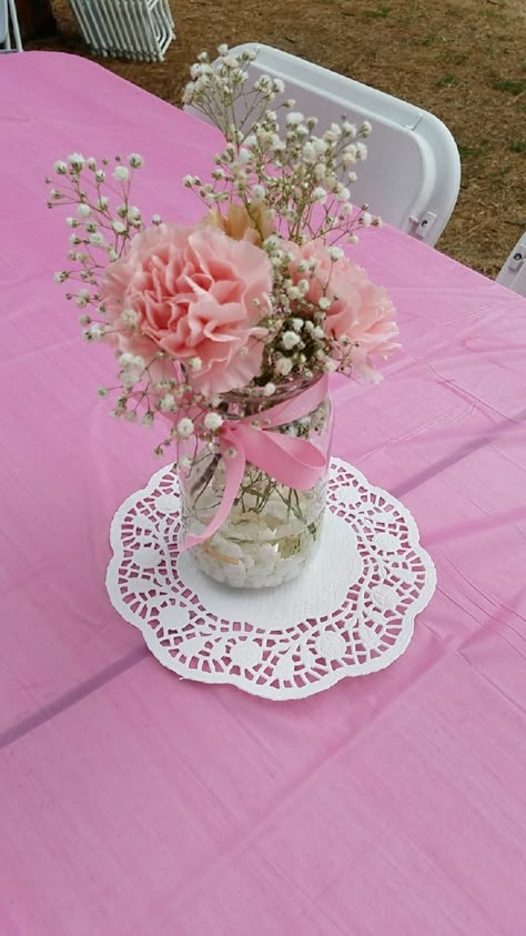 Pink Bridal Shower Ideas Decoration Simple, Clear Vases With Flowers, Centerpieces For Party Pink, Baby In Bloom Centerpieces Diy, Simple Pink Centerpieces, Pink Centerpieces Birthday, Wedding Mason Jar Ideas, Simple Flower Centerpieces, Pink Grad Party