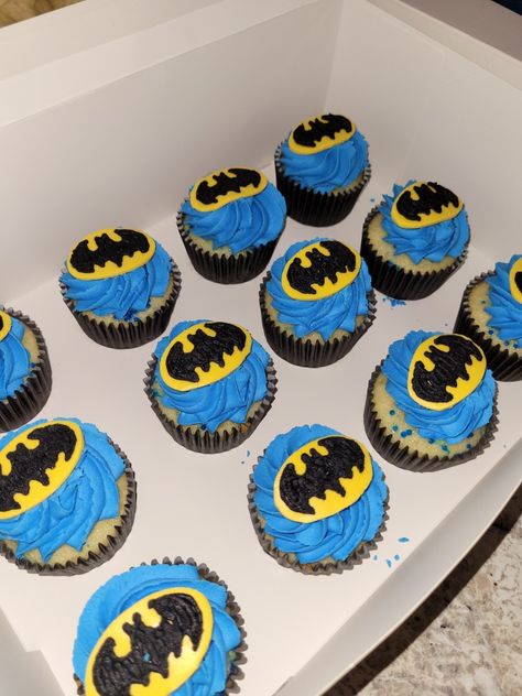 Batman Cupcakes Ideas, Batman Themed Birthday Party, Batman Cupcakes, Preschool Charts, Cupcakes For Men, Batman Theme, Marvel Cake, Batman Cake, Blue Cupcakes