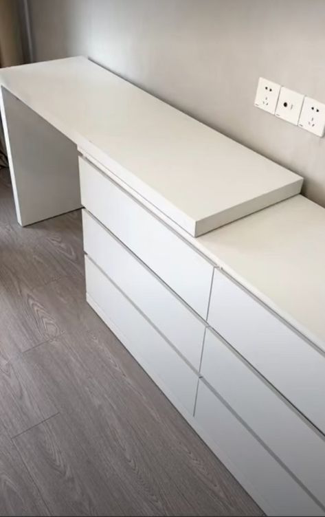 Malm Drawers Desk, Malm Dresser Desk, Ikea Malm Desk, Small Bedroom Hacks, Malm Ikea, Ikea Dresser Makeover, Small Studio Apartment Design, House Renovation Design, Small Kids Bedroom