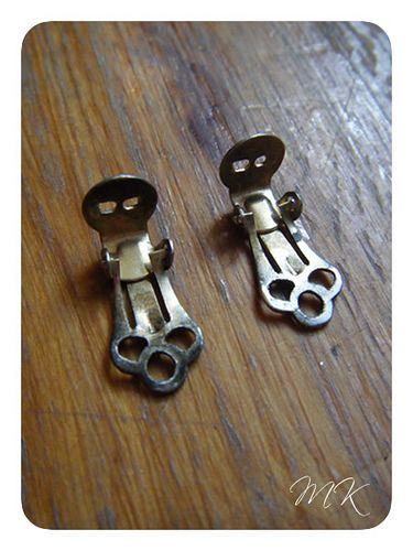 Used hinges off old clip on earrings Flower Shoes, Clever Crafts, Your Shoes, Shoe Clips, Refashion Clothes, Sewing Tips, Clip Earrings, Crafts Sewing, 80s Fashion