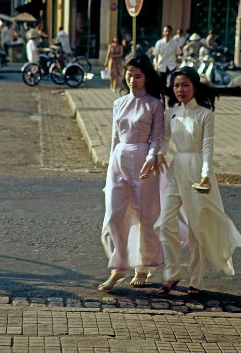 Vietnam Fashion, Ao Dai Vietnam, Vietnam History, White Dresses, 60s Fashion, Vintage Beauty, Traditional Dresses, Wearing Dress, Vintage Photos