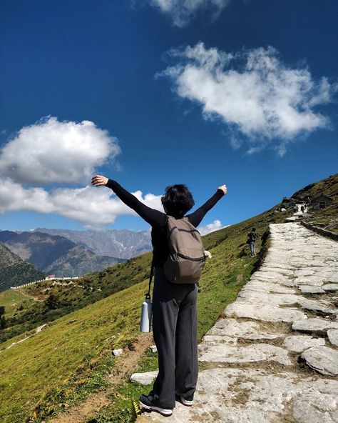 Tungnath Temple Photography, Trek Photo Ideas, Temple Pics Ideas, Trek Poses, Uttarakhand Photography, Trekking Aesthetic, Chopta Tungnath, Temple Poses, Chopta Uttarakhand