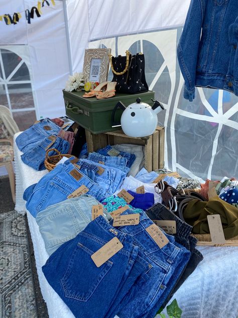 Pop Up Flea Market, Flea Market Set Up Display, Selling Vintage Clothing, Vintage Clothing Pop Up, Pop Up Vintage Shop, Thrift Pop Up Shop, Pop Up Thrift Shop Ideas, Clothing Pop Up, Vintage Clothing Booth