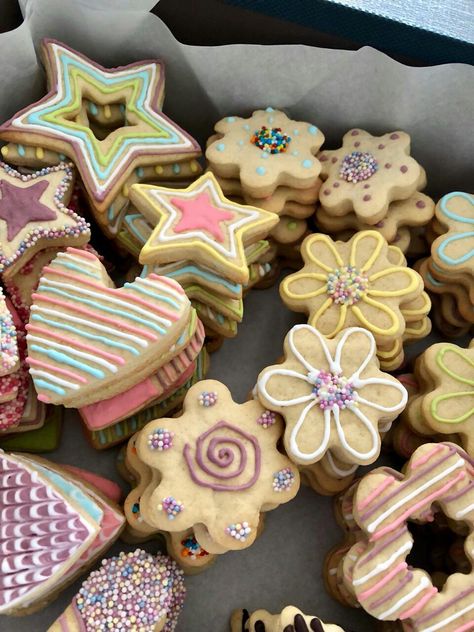 Decorado fácil y sencillo con royal icing Round Cookie Decorating Ideas, Galletas Aesthetic, Business Cookies, Engagement Cookies, Sugar Cookie Icing, Cookie Business, Cookie Icing, Cookie Box, Icing Cookies