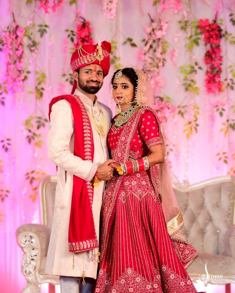 Couple Wedding Dress Indian Hindu, New Dulhan Pose, Poses 2023, Wedding Dulhan Pose, Engagement Portraits Poses, Marriage Poses, Haldi Ceremony Outfit, Indian Bride Poses, Indian Bride Photography Poses