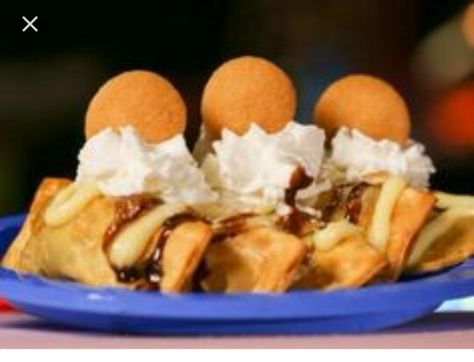 Deep fried banana pudding Deep Fried Fair Food, Carnival Eats Recipes, Deep Fried Bananas, Deep Fried Desserts, Banana Pudding Cheesecake, Fried Dessert, State Fair Food, Banana Cheesecake, Fried Bananas