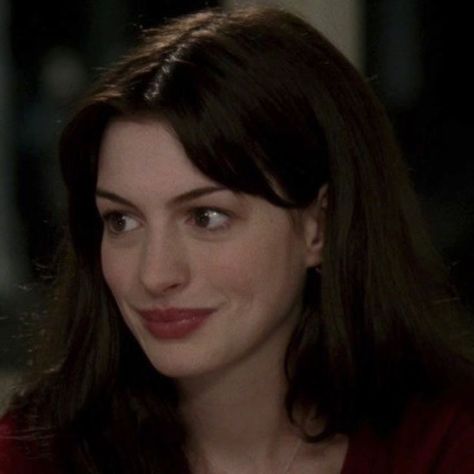 Anne Hathaway 90s, Anne Hathaway Aesthetic, Anne Hathaway Hair, Ann Hathaway, Princess Diaries, Devil Wears Prada, Anne Hathaway, Beauty Icons, Iconic Women