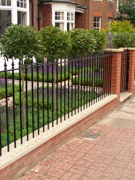 idea for front garden Front Garden Boundary Ideas, Small Front Yard With Fence, Front Garden Railings, Front Garden New Build Uk, Front Garden Planting Ideas, Bay Tree Front Garden, Front Garden Fence Ideas Uk, Front Garden Fence Ideas, Belgian Block Driveway Edging