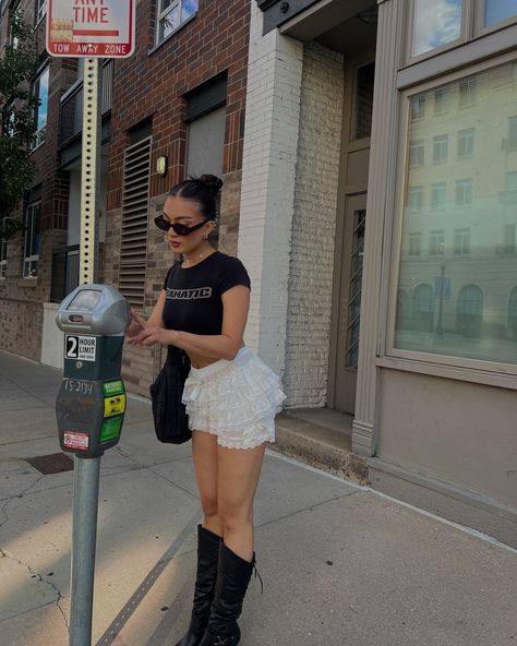 Float Dress Outfit, Fluffy Shorts Outfit, Black Bloomer Shorts, Puffy Shorts Outfit, Outfits With Knee Brace, Ruffle Bloomers Outfit, Ruffled Shorts Outfit, Outfits With Bloomers, Socks And Heels Street Style