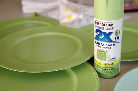 Make your tablescape pretty with chargers that match your dishes. I'll show you how to paint plastic dollar store chargers for a pretty tablescape. How To Paint Plastic, Charger Plates Diy, Charger Plates Decor, Charger Plate Crafts, Spray Paint Plastic, Paint Trees, Diy Chargers, Plate Chargers, Paint Plastic