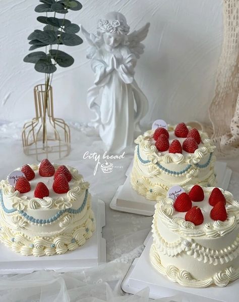 Winter is time for sweet strawberry cake.
Beautiful strawberry cake, are you sure you won’t have one?
#Cheersonic #CakeCuttingMachine #BakeryEquipment #bakery #bakerylife #bakeryshop #baker #bakers #baking #bakingday #bakingfun #bakingtime #cake Victorian Strawberry Cake, Vintage Cake With Strawberries, Strawberry Vintage Cake, Vintage Strawberry Cake, Victorian Cake, Strawberry Cake Decorations, Victorian Cakes, Cake Beautiful, Vintage Birthday Cakes