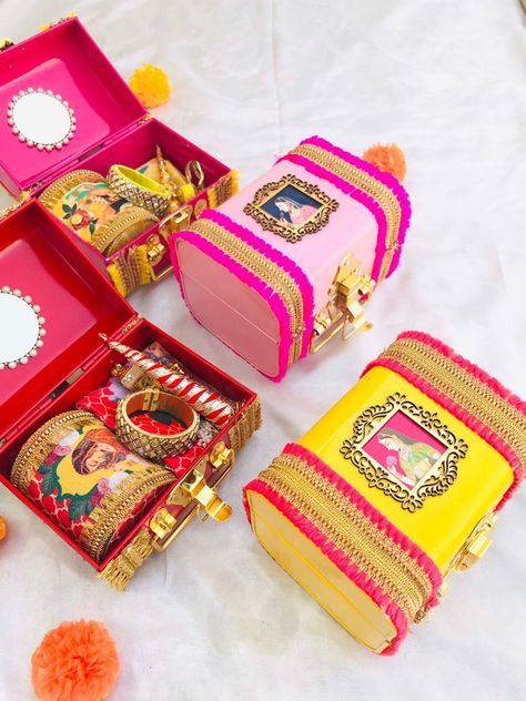 Return Gifts Indian, Indian Wedding Gifts, Fancy Envelopes, Indian Wedding Favors, Trousseau Packing, Eid Crafts, Wedding Gift Pack, Bangle Box, Bridal Gift Wrapping Ideas