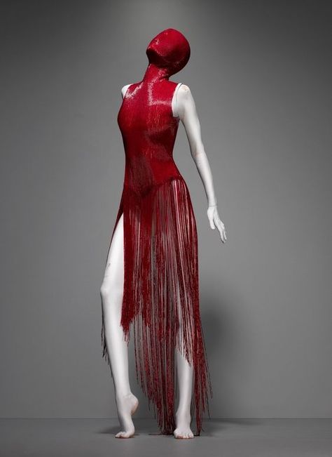 Alexander McQueen Alexander Mcqueen Red Dress, Blood Dress Fashion, Flesh Fashion, Gore Fashion, Creepy Fashion, Alexander Mcqueen Savage Beauty, Conceptual Fashion, Fashionista Clothes, Fantasy Fashion