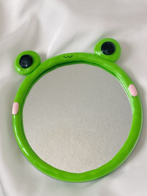 Diy Small Mirrors Ideas, Mirror Decorating Ideas Clay, Frog Mirror, Weird Mirror, Polymer Clay Mirror, Mirror Clay Art, Cute Mirrors, Cute Mirror, Frog Clay Jewelry Plate