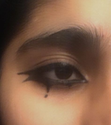 Makeup Looks Goth Eyeliner, Goth Make Up Hooded Eyes, Whimsical Goth Makeup, Alt Makeup Looks Eyeliner, Goth Makeup Hooded Eyes, Bat Eyeliner, Mondstadt Characters, Alt Eyeliner, Whimsical Makeup