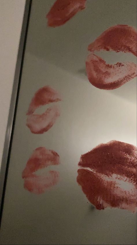 Lipstick Kiss On Mirror Aesthetic, Kiss Mark Wallpaper Red Lips, Mirror Kisses Aesthetic, Mirror Wallpaper Aesthetic, Kiss On Mirror Lipstick, Kiss Marks Lipstick Aesthetic, Lipstick On Mirror Aesthetic, Lipstick Kiss Wallpaper, Kisses Mirror