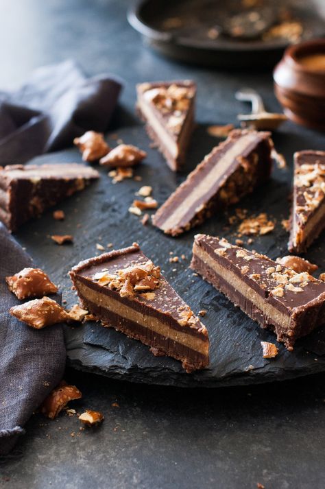 Dessert Recipe: Raw Chocolate Peanut Butter Tart #vegan #recipes #healthy #plantbased #glutenfree #whatveganseat #dessert #raw Peanut Butter Tart, Deserturi Raw Vegan, Tart Vegan, Raw Treats, Butter Tart, Peanut Butter Truffles, Coconut Dessert, Raw Cake, Butter Tarts