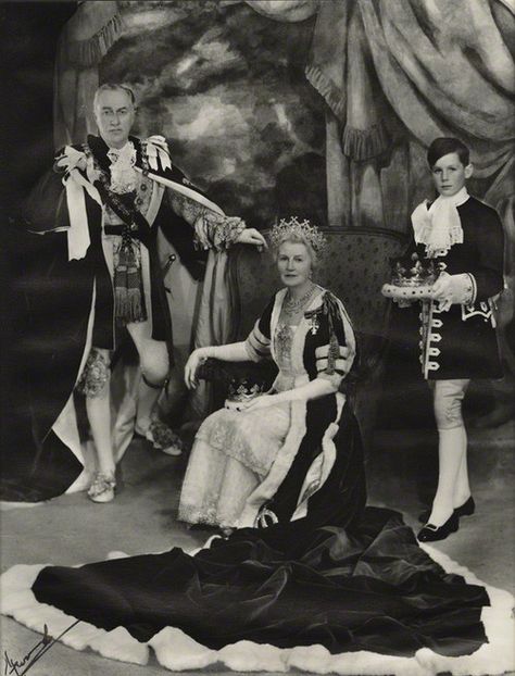 William Cavendish-Bentinck, 7th Duke of Portland and Ivy (née Gordon-Lennox), Duchess of Portland with a pageboy, 1952 Imperial State Crown, Young Queen Elizabeth, Wallis Simpson, Rainha Elizabeth Ii, English Royalty, Elisabeth Ii, British Royal Families, Estilo Real, Princess Elizabeth