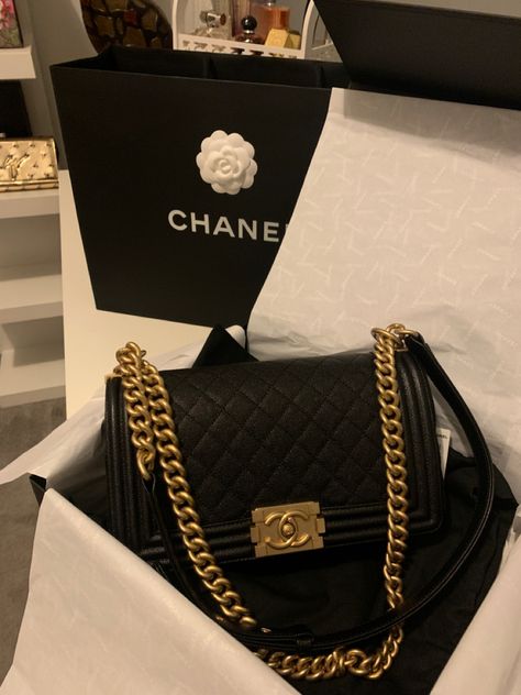 Boy Chanel, Chanel Black Bag, Chanel Bags Aesthetic, Chanel Bag Aesthetic, Black Chanel Bag, Channel Boy Bag, Chanel Tomboy Bag, Chanel Boy Bag Outfit, Chanel Bag Boy