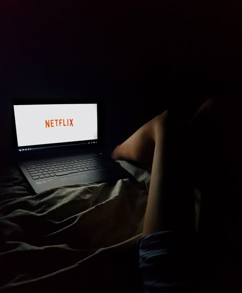 Night In Bed Ig Story, Netflix Bedroom Aesthetic, Night Bed Pics, Netflix Night Instagram Story, Netflix In Bed Aesthetic, Watching Netflix In Bed Aesthetic, Night Netflix Aesthetic, Watching Movies In Bed Aesthetic, Netflix Night Aesthetic