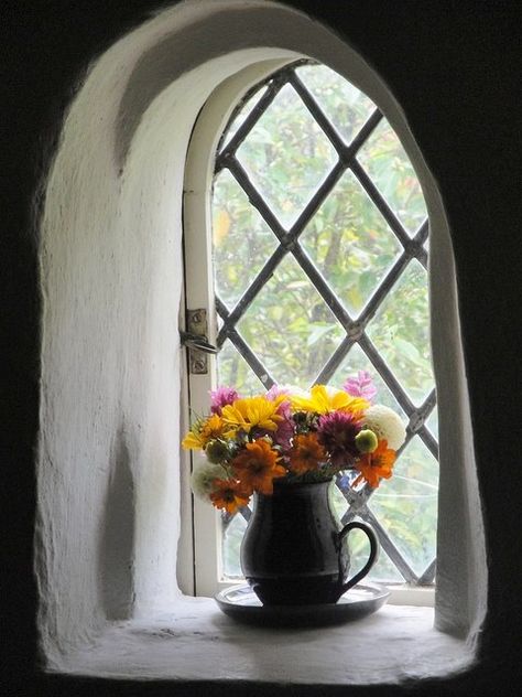 Love the window! Curved top, lead hatchwork. Just need to place it in a more modern frame Cottage Windows, Beautiful Windows, Old Windows, Window View, Window Boxes, Through The Window, Shabby Vintage, English Cottage, Cozy Cottage