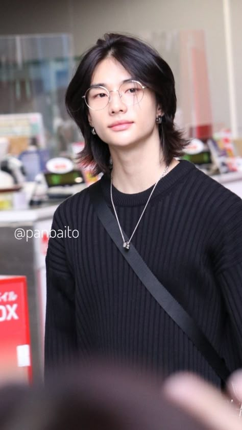 airport 2023.09.08 glasses specs long hair Kpop Idols With Long Hair Male, Long Haired Hyunjin, Hyunjin With Long Hair, Long Hair Hyunjin, Hyunjin Long Black Hair, Hyunjin Glasses, Hyunjin Haircut, Felix Long Hair, Hyunjin Hair