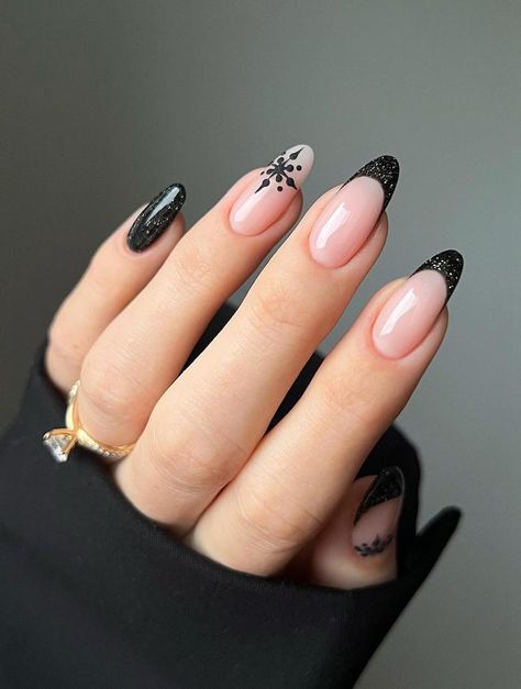 24 Simple Black Christmas Nails To Try This Holiday Season! Chic Nail Designs, New Years Nail Designs, Nail Colors Winter, Sparkle Nails, Winter Nail Designs, Festival Nails, New Year's Nails, Xmas Nails, Christmas Nail Designs