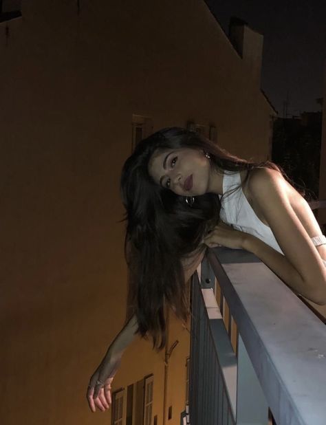 Balcony Pics Aesthetic, Poses For Pictures At Night, Balcon Photoshoot, Photos On Balcony, Instagram Pictures At Night, Aesthetic Balcony Pics, Photo Ideas Balcony, Balcony Poses Instagram, Night Rooftop Photoshoot