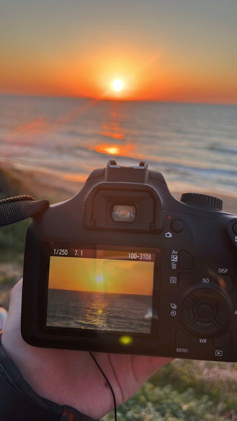 Camera Lense, Eye Color Chart, Digital Photography Lessons, Medical Wallpaper, Minimalist Room, Photography Lessons, Photography Camera, Sky Aesthetic, Outdoor Photography