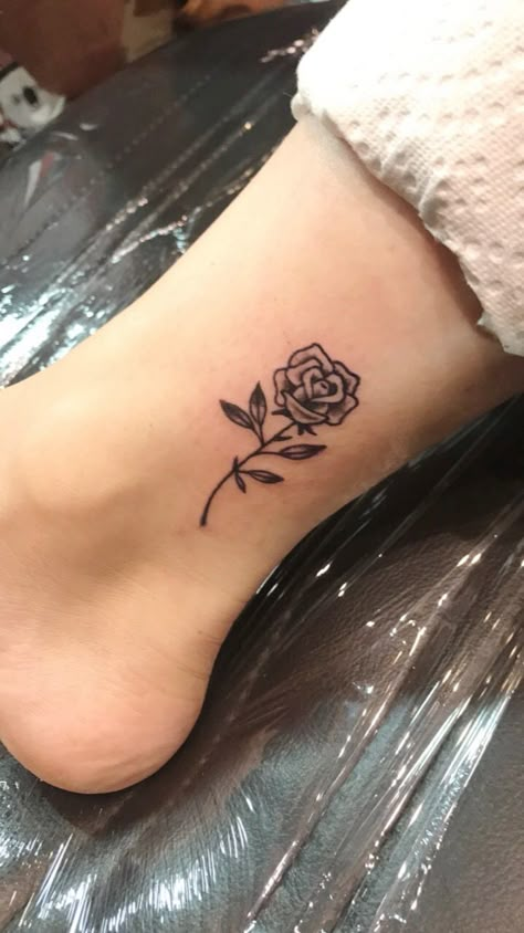 Rose tattoo Tatoo Rose, Small Rose Tattoo, Small Flower Tattoos, Inspiration Tattoos, Small Rose, Ankle Tattoo, Little Tattoos, Trendy Tattoos, Piercing Tattoo