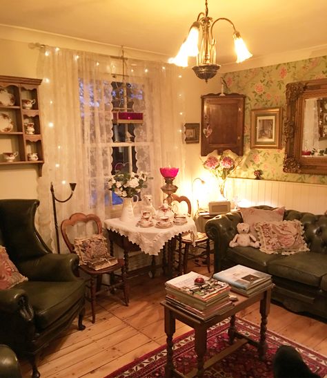 English Cottage Aesthetic Living Room, Cozy Living Rooms Brown Couch, Little Women House Aesthetic, Grandmacore Living Room, Grandma Core Living Room, Grandma Living Room, Grandma Chic, Grandmother House, Cottage Room