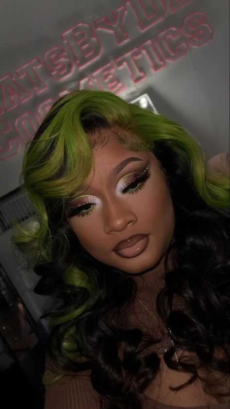 Green Birthday Makeup For Black Women, Lime Green Makeup Looks Black Women, Emerald Green And Gold Makeup Looks Black Women, Colorful Glitter Makeup, Makeup Looks With Green, Green Birthday Makeup, Eyeshadow Looks Glam, Green And Gold Makeup Looks Black Women, Makeup Looks For Birthday