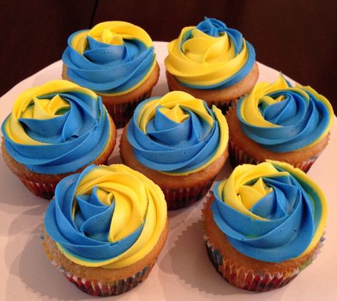 Yellow Sonic Cake, Blue And Yellow Graduation Cake, Blue And Yellow Desserts, Yellow And Blue Cupcakes, Cupcakes Sonic Birthday, Blue And Yellow Birthday Party Decor, Ffa Cupcakes, Sonic Cupcake Cake, Blue And Yellow Graduation Party Ideas