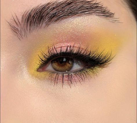 Yellow Make Up Aesthetic, Eyeshadow For Yellow Outfit, Makeup On Yellow Lehenga, Eyeshadow Looks Yellow, Haldi Eye Makeup Look Tutorial, Lemon Eye Makeup, Haldi Eyeshadow Look, Pink Yellow Eye Makeup, Yellow Eyeshadow Makeup