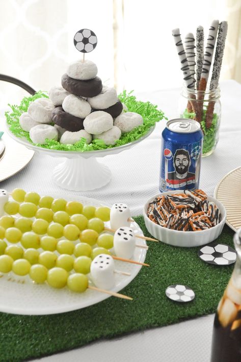 How to Plan a "Goal Worthy" Soccer Themed Party Soccer Party Food, Soccer Theme Parties, Soccer Birthday Cakes, Soccer Birthday Parties, Party Food Themes, Soccer Theme, Party Snack Food, Football Birthday Party, Soccer Birthday