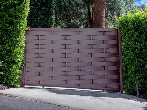 weave patterned aluminum driveway gate Gate And Fence Ideas, Aluminum Driveway Gates, Porch Gate, Gate Wall Design, Gate Designs Modern, Gate Decoration, Glass Fence, Modern Gate, Aluminium Gates