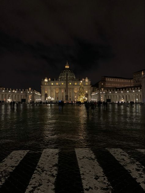 Rome At Night Aesthetic, Bohemian Journal, Florence Winter, Rome At Night, Rome Streets, Italy Vibes, Italy Aesthetic, Across The Universe, Summer Dream