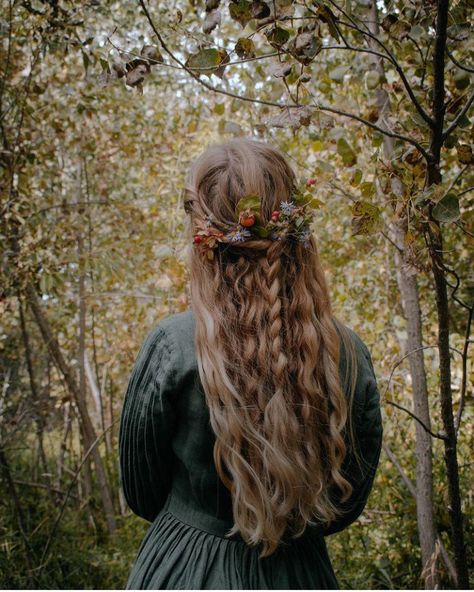 Cottagecore Witch, Medieval Hairstyles, Fantasy Wedding, Blonde Women, Dark Blonde, Forest Wedding, Hair Envy, Autumn Day, Summer Aesthetic